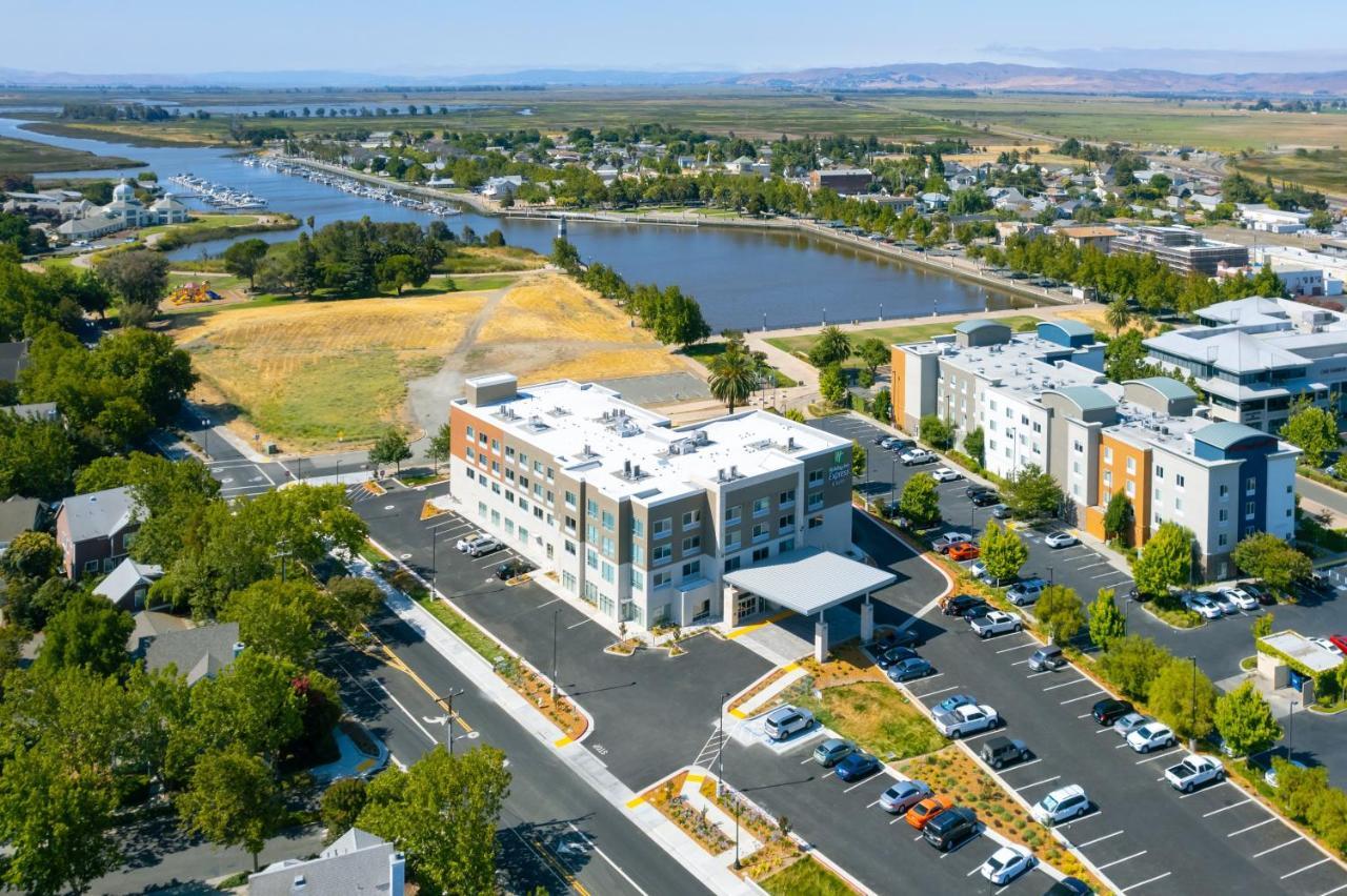 Holiday Inn Express & Suites - Suisun City By Ihg Екстериор снимка